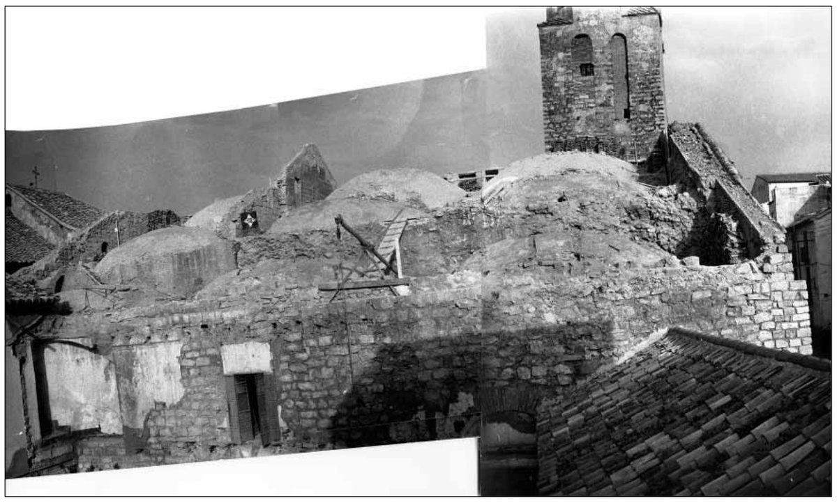 Kev_FOTO's tweet photo. En 1971, la iglesia se encontraba en unas lamentables condiciones, con peligro de derrumbe. Sufrió una total intervención que dejó impactantes fotografías del proceso, como la eliminación del viejo tejado, las estancias del patio y la aparición del alminar. https://t.co/njyUBCww3Z