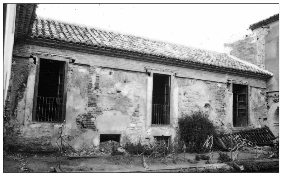 Kev_FOTO's tweet photo. En 1971, la iglesia se encontraba en unas lamentables condiciones, con peligro de derrumbe. Sufrió una total intervención que dejó impactantes fotografías del proceso, como la eliminación del viejo tejado, las estancias del patio y la aparición del alminar. https://t.co/njyUBCww3Z