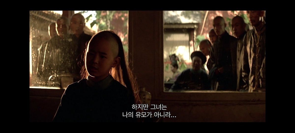 유모를 떠나보내야하는 것을 이해하지 못하는 푸이... 그런데 실례지만 여러분은 [ M. 버터플라이] 라는 영화를 아십니까? [마지막 황제]의 주연...