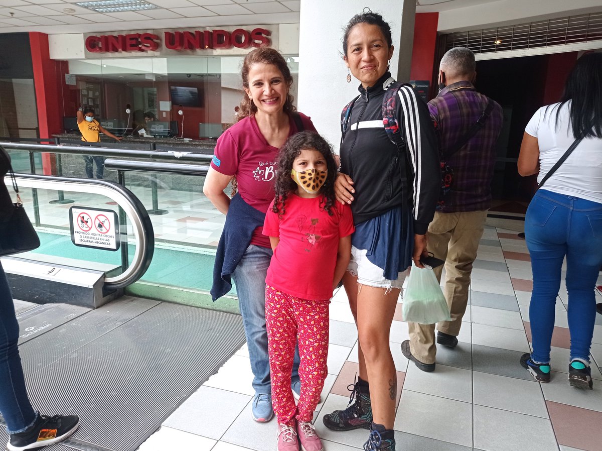 jericorito's tweet photo. Que suerte la mía ir un Sábado en la mañana al cine y encontrarme a la @efterpicharalambidis directora de Que buena Broma Bromelia...quedan pocos días!! https://t.co/k1usEulmBE