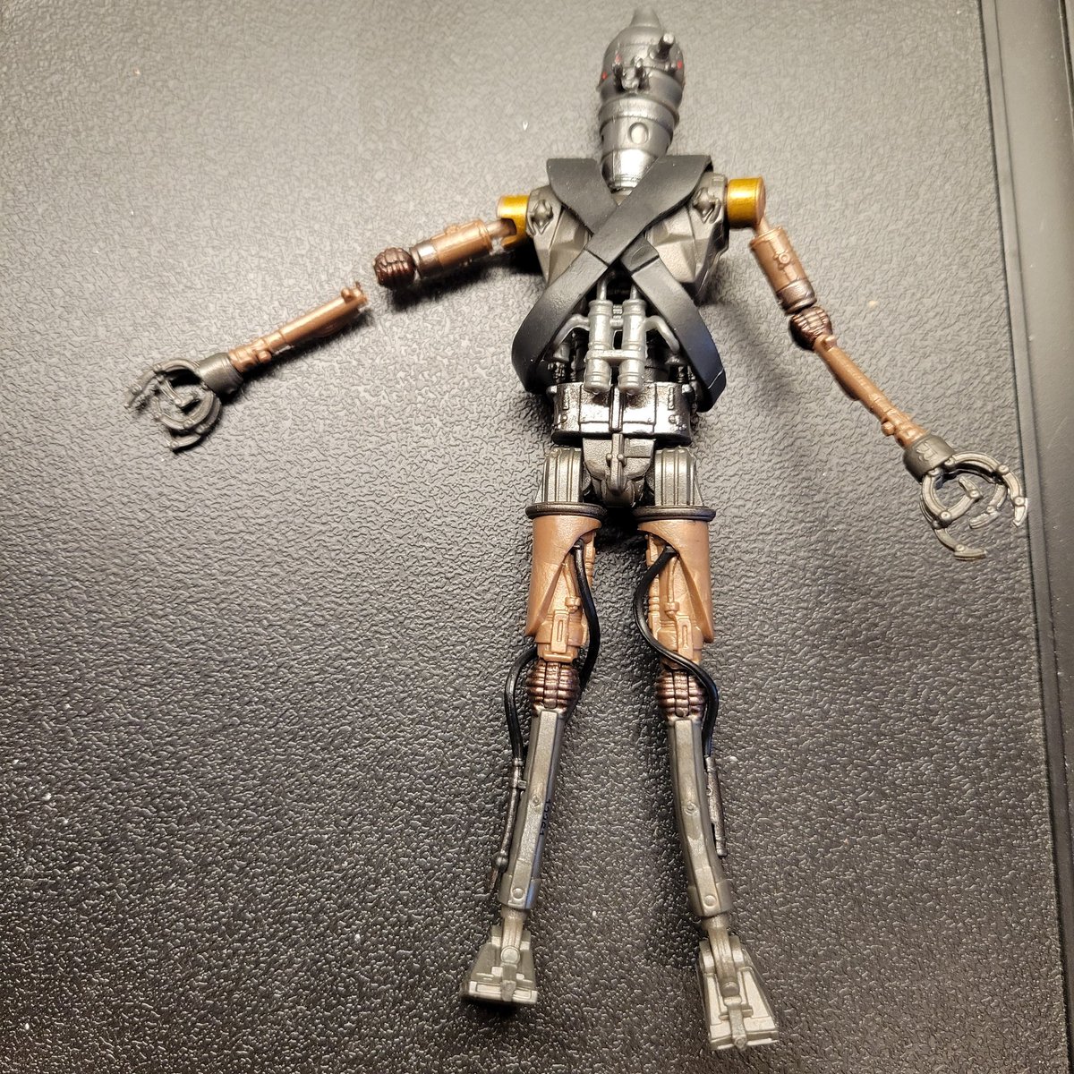 LightsideCollec's tweet image. Literally less than five minutes out of the package my 12 year old son who is not rough with figures accidentally broke the arm off. It looks great but it is not meant for play or perhaps even to taken out of the package sadly. 😕 #Hasbro #starwarsvintagecollection #ig11