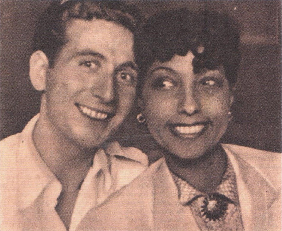 #OTD Le 19 février 2001, Charles Trenet s'éteignait à Créteil, tout près de Paris... Pour lui rendre hommage, une photo rare et magnifique avec Joséphine Baker en 1942 à Casablanca 💙
(source : David Silvestre, féru de chanson française)