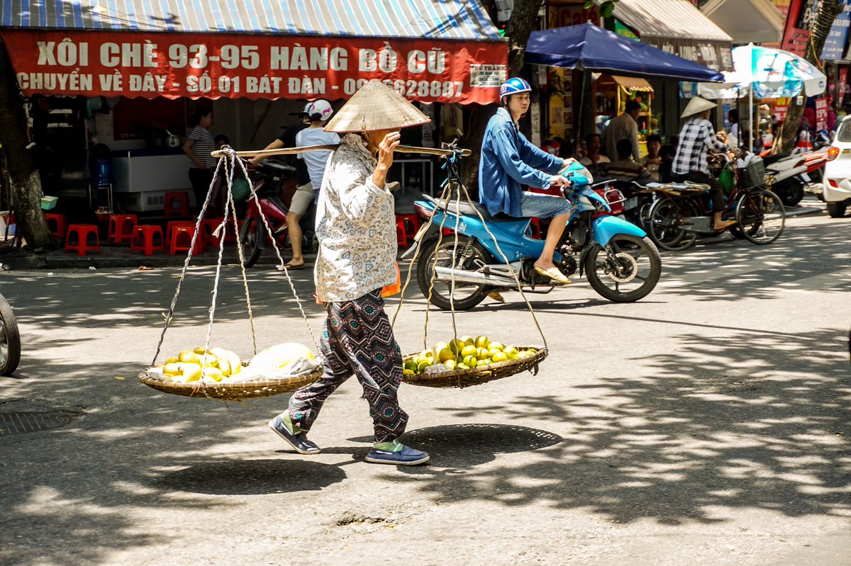 Vendedores ambulantes de fruta y motoristas, dos de las estampas más habituales en las calles de Hanoi, Vietnam.

#vietnam #asia #hanoi