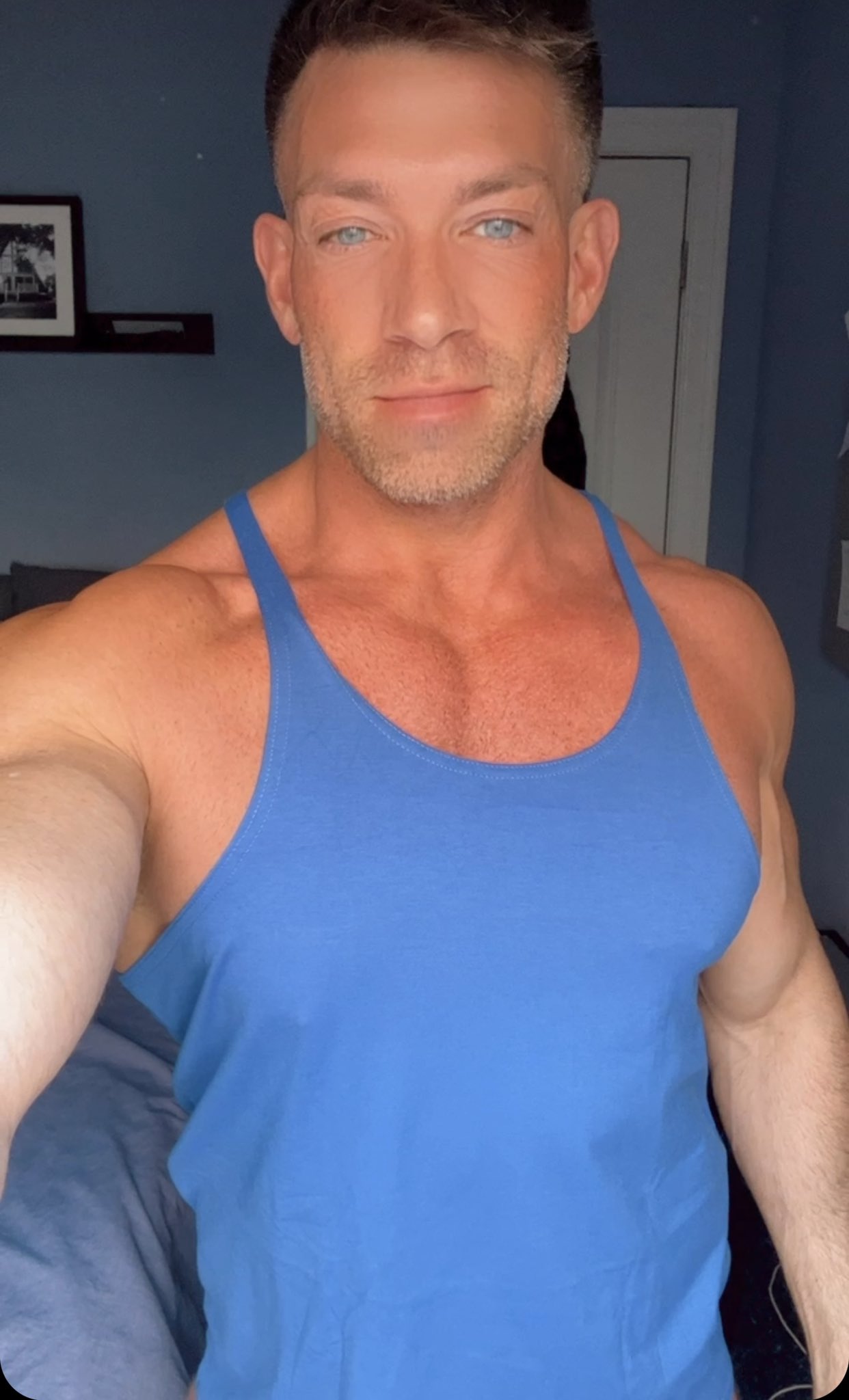 TW Pornstars - 1 pic. Bruce Beckham. Twitter. Pick one:Royal or Sky. 5: