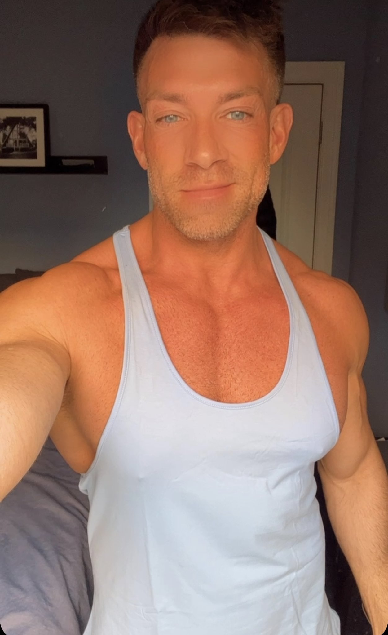 TW Pornstars - 2 pic. Bruce Beckham. Twitter. Pick one:Royal or Sky. 5: