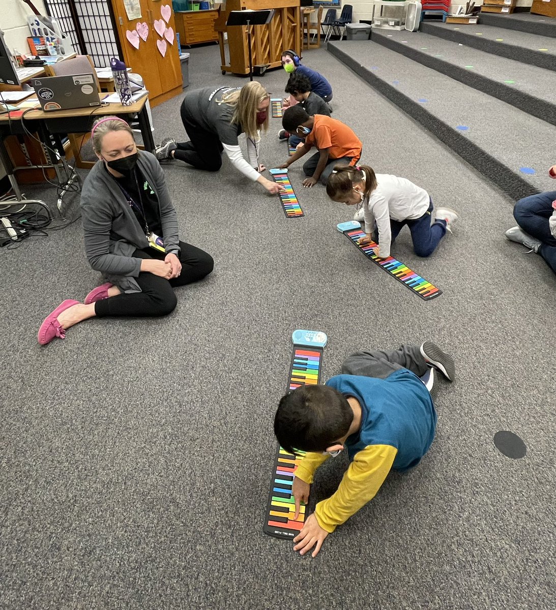 Music is always magical with @MrsBerraMusic and @AngYoung77. Thank you for bringing out these new roll-up pianos 🎹 that our @wsfox students had so much fun playing. #WillowPride