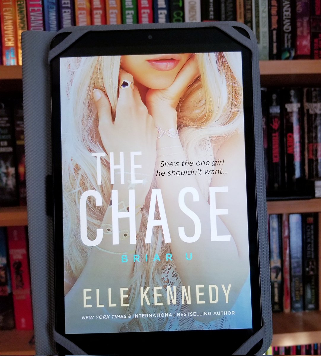 bluelowski's tweet photo. Currently #reading 
#thechase #ellekennedy #ebooks #books #currentlyreading https://t.co/L3UTmhoT6x