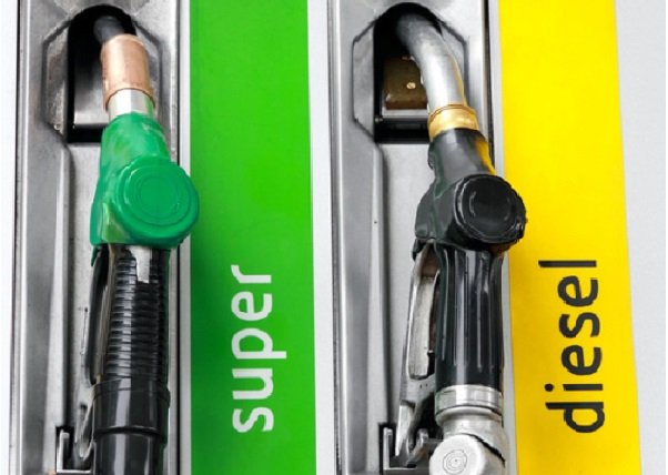CommunicationTg's tweet photo. Devant les rumeurs et la surenchère alimentées par l'affluence constatée en cette fin de semaine dans les stations-service, le @GouvTg tient à apporter la précision suivante: Aucune augmentation des prix des produits pétroliers à la pompe n'est, à ce jour, envisagée.
#Togo🇹🇬 https://t.co/2c6MkeLn31