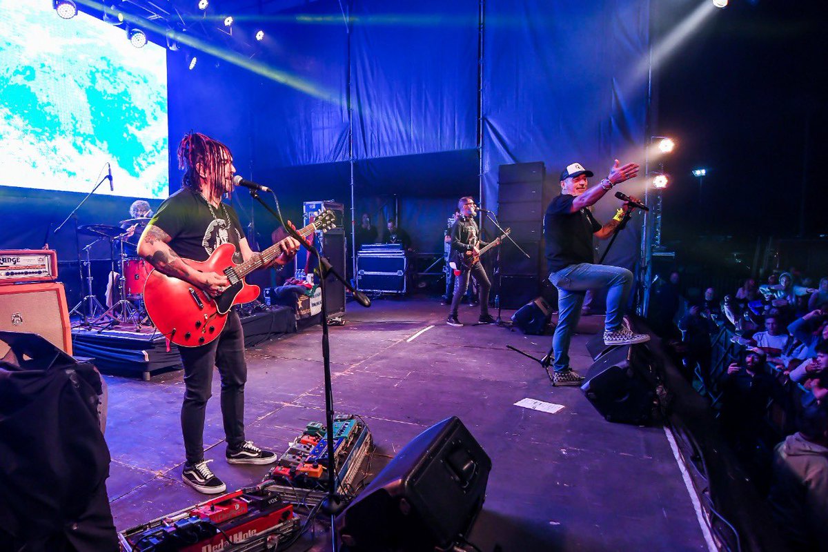 CulturaPBA's tweet photo. KAPANGA EN HUELLAS EN LA LAGUNA 🎶

¡Guaminí fue una fiesta con Kapanga!

✨ Con la alegría que la caracteriza, la banda de Quilmes se subió al escenario de Huellas de la Cultura y puso a bailar a más de 4 mil personas 🎉 https://t.co/iv4hHjpJKu