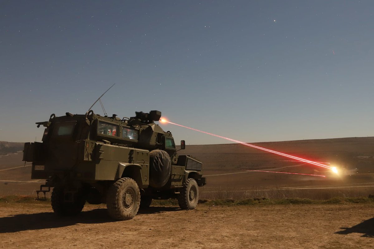 EjercitoTierra's tweet photo. #Buenasnoches. El Grupo Táctico "Santiago" y unidades de la #BRILAT continúan con su preparación para desplegar en la Operación @eutmmali1 XX, contando con el apoyo del BHELMA III de las #FAMET desde CMT de Renedo-Cabezón #Valladolid. #SomostuEjército 🇪🇸
https://t.co/vAuXNKvcxn https://t.co/3I94tKMdT6
