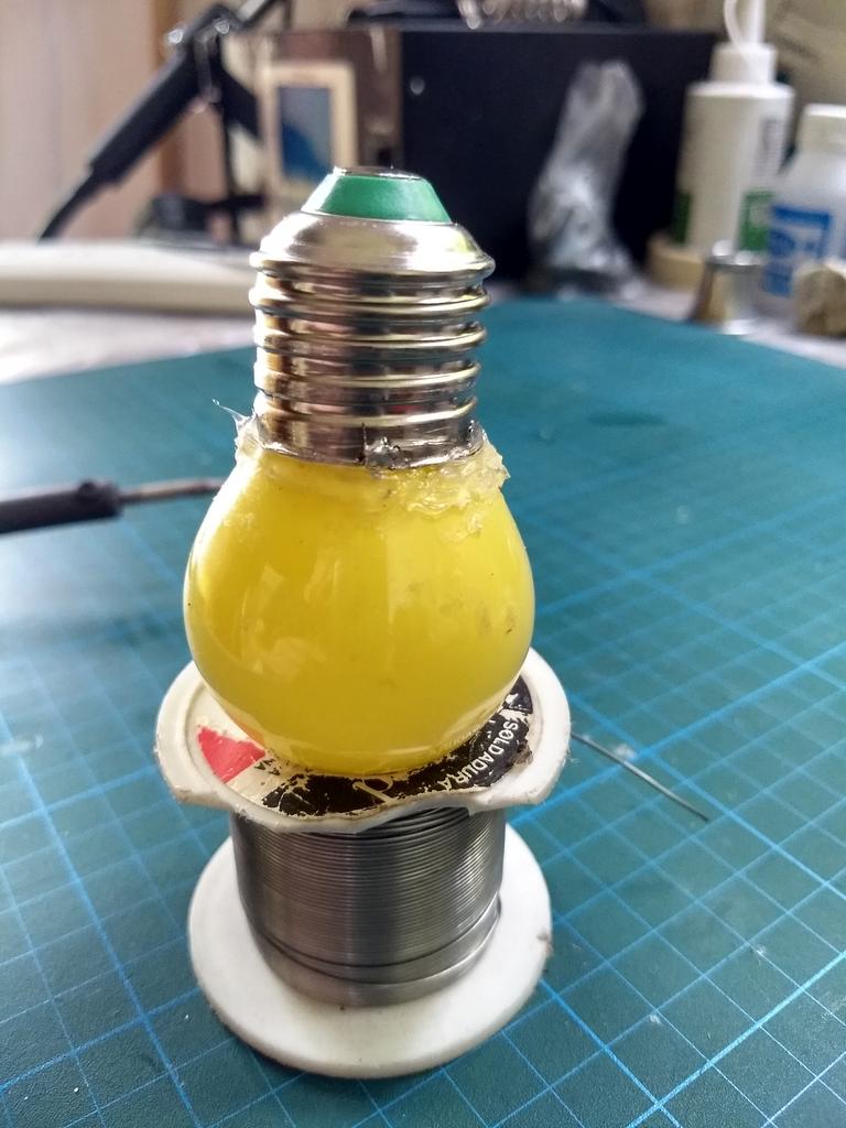 nwolovick's tweet photo. Le cambié el casquillo a una lámpara de filamento.
Creo que ya no puedo manejar esto. #CyberCiruja #Autoreparacion #MuyVagoParaIrAlCentro https://t.co/JlYg5LWw0t
