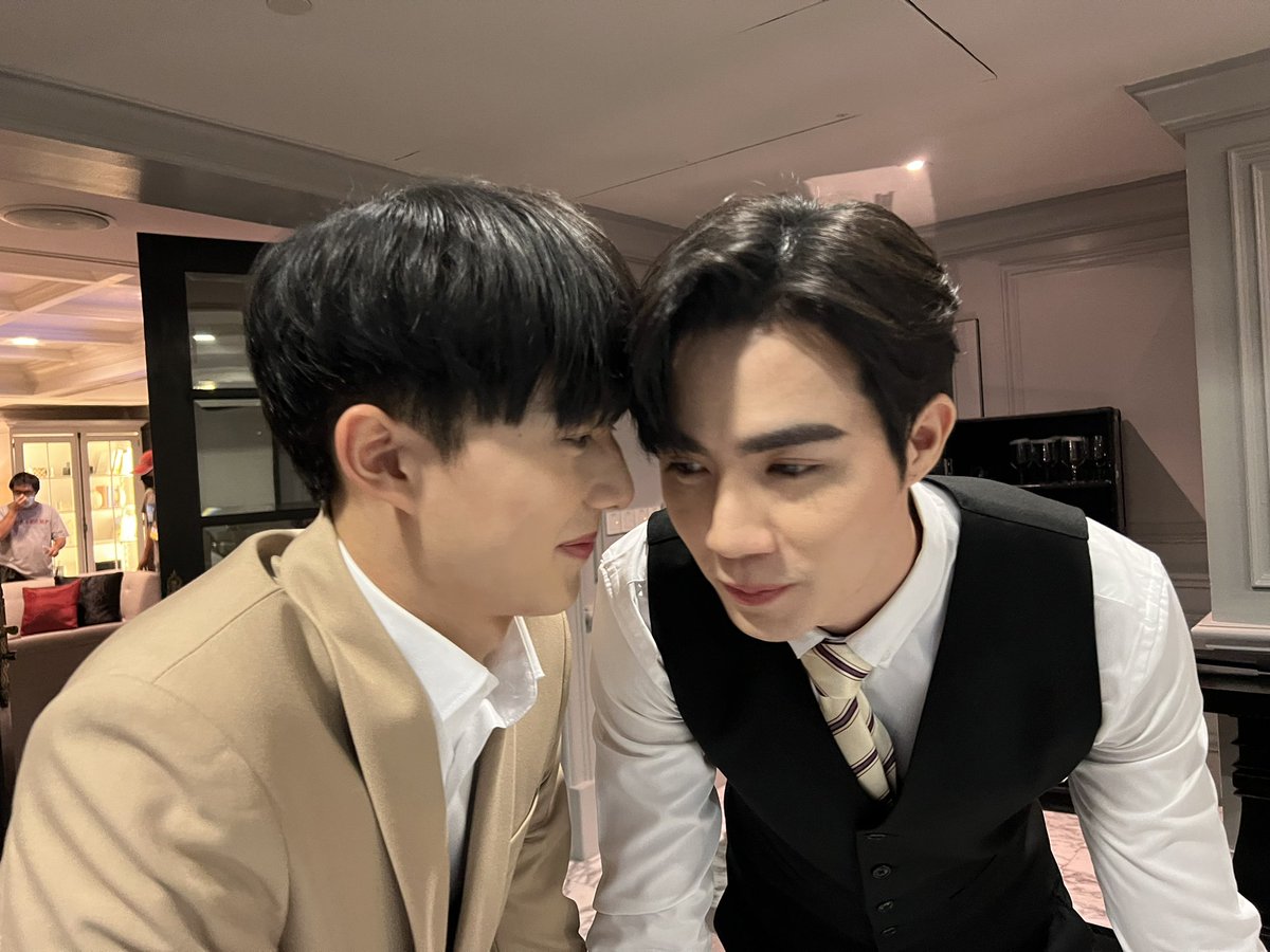 klaryder92's tweet photo. นี่ขนาดบรีฟก่อนเข้าซีนนะ ไม่ไหวมั้ยทำงานก่อนนนน #CutiePieEp1 https://t.co/4nHqAeYf4T