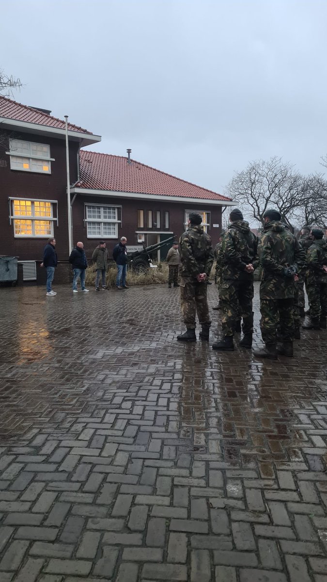 a_mulder's tweet photo. Vandaag met broodjes op bezoek bij #NATRES op de Frederikkazerne. Misschien kunnen ze nog meer doen in Den Haag waar we een tekort hebben aan geüniformeerde diensten die zorgen voor onze veiligheid https://t.co/Rd8QMwUCn1