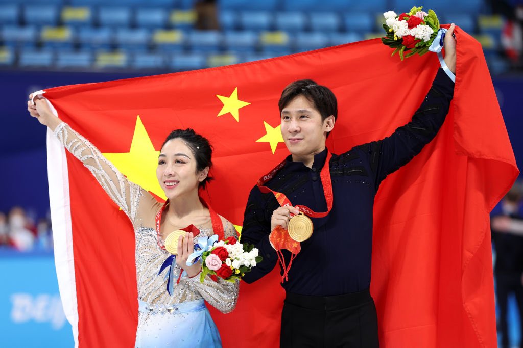 ISU_Figure's tweet photo. Golden moments for 🇨🇳🥇

#FigureSkating Pairs 
🥇 Sui / Han (CHN) 
🥈 Tarasova / Morozov (ROC) 
🥉 Mishina / Galliamov (ROC) 

Show some ❤️ for the local matadors! 👇 

#Olympics #Beijing2022 https://t.co/COHLAoEgYx