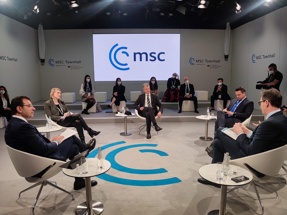 Münih Güvenlik Konferansı kapsamında Budapeşte ve Varşova Belediye Başkanlarıyla beraber katıldığımız panelde şehirlerin geleceğini ve demokrasideki yerini konuşuyoruz #MSC2022