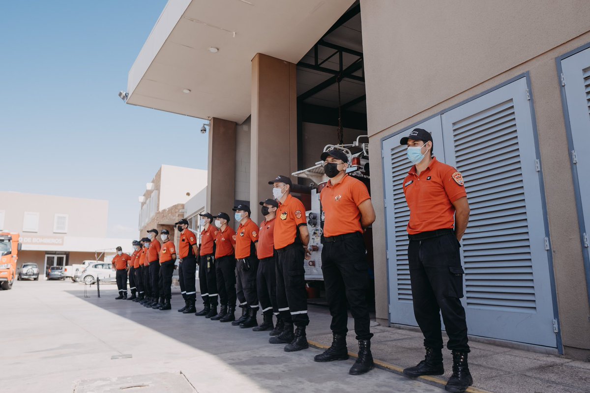 17 efectivos de la Dirección de Bomberos de #SanJuan, un avión sanitario, una autobomba especializada en incendios forestales, tres camionetas de acción rápida y equipamiento de las áreas de Salud y Desarrollo Humano partieron a #Corrientes. ¡Gracias por la ayuda, <a href="/sergiounac/">Sergio Uñac</a>!
