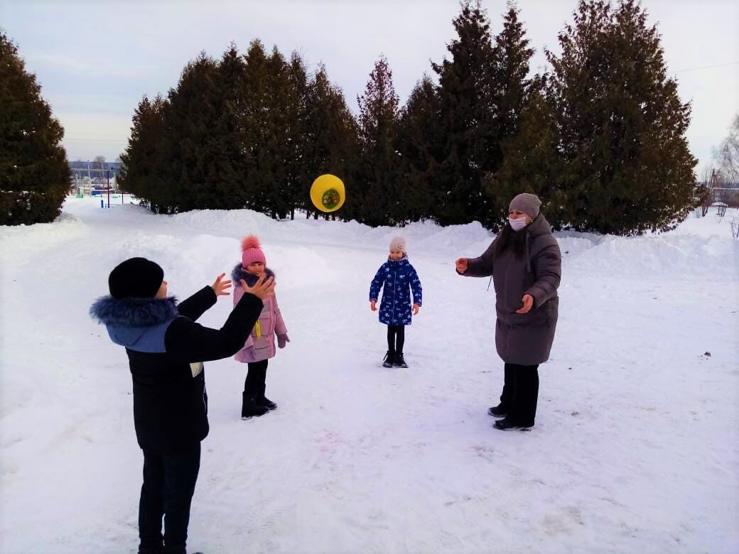 MBUKATMISBDC's tweet photo. 19 февраля в Атмисском библиотечно – досуговом центре прошли подвижные игры на свежем воздухе  «Весёлые забеги». Ребята отправились в игровой мир, мир весёлый и увлекательный, где смогли показать свою ловкость, быстроту и выносливость. https://t.co/b6nnyKooUi