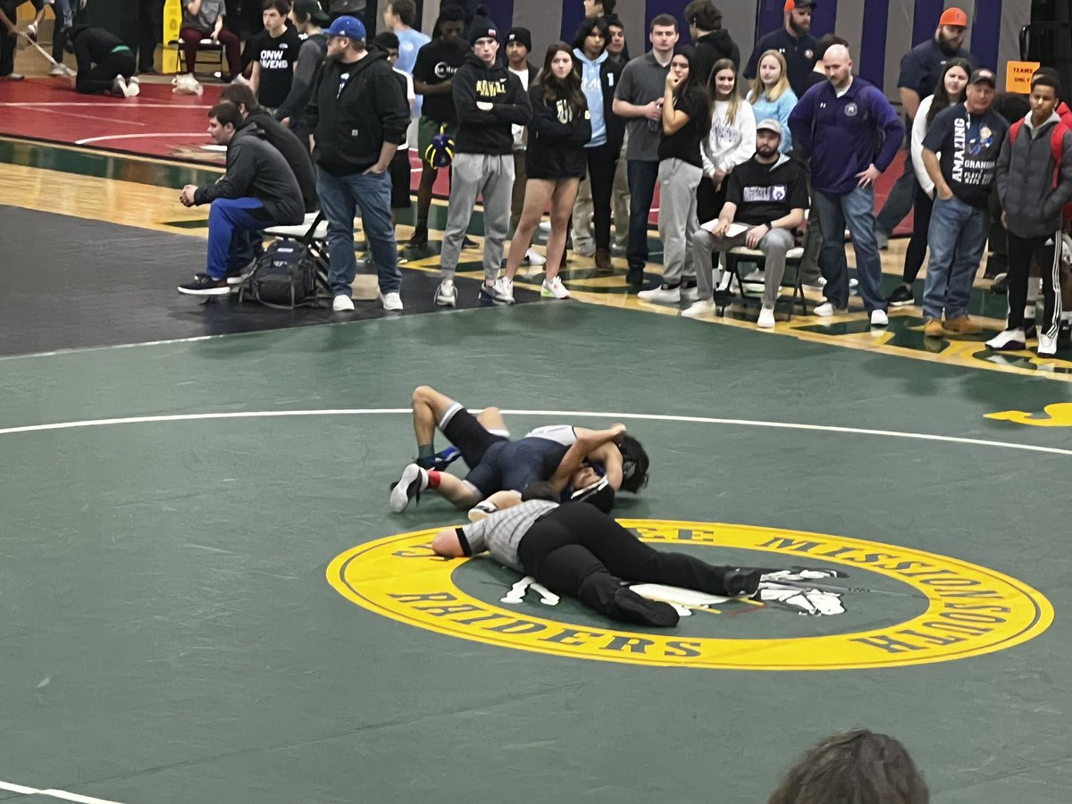 ADButlerOW's tweet photo. Jayton Hay does it again with a pin in the second period!  @owhswrestling https://t.co/lWOSLC6Yyu