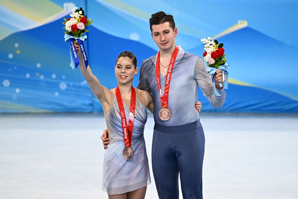 ISU_Figure's tweet photo. Sparkling eyes and shiny medals! 🥉 

#FigureSkating Pairs 
🥇 Sui / Han (CHN) 
🥈 Tarasova / Morozov (ROC) 
🥉 Mishina / Galliamov (ROC) 

Let’s cheer 🎉🎉🎉 for Anastasia &amp; Aleksandr! 👇

#Olympics #Beijing2022 https://t.co/nuX2PXt9Ia