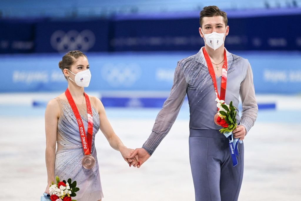 ISU_Figure's tweet photo. Sparkling eyes and shiny medals! 🥉 

#FigureSkating Pairs 
🥇 Sui / Han (CHN) 
🥈 Tarasova / Morozov (ROC) 
🥉 Mishina / Galliamov (ROC) 

Let’s cheer 🎉🎉🎉 for Anastasia &amp; Aleksandr! 👇

#Olympics #Beijing2022 https://t.co/nuX2PXt9Ia