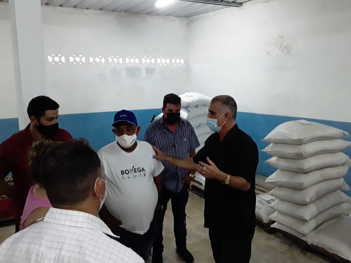 Trabajadores de la nueva La Ideal de Santiago de Las Vegas reciben a sus camaradas del #Comercio de Matanzas e intercambian experiencias en aras de mejorar el servicio al pueblo #ComercioCuba <a href="/MincinCuba/">Comercio Cuba</a> <a href="/BetsyDazVelzqu2/">Betsy Díaz Velázquez</a>