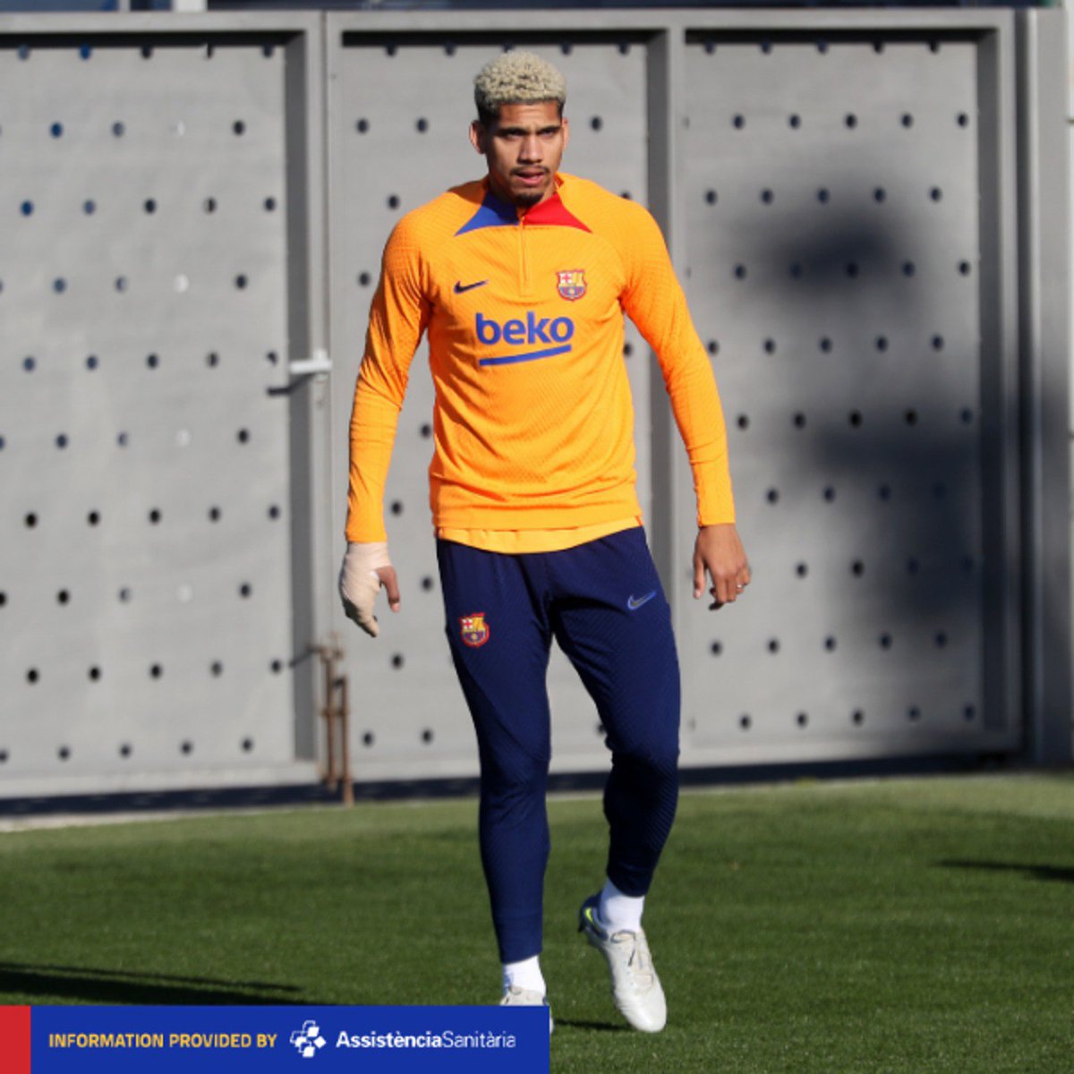 FCBarcelona's tweet photo. INJURY NEWS!

@RonaldAraujo_4 has been declared fit. Great news! 💪💙❤ https://t.co/qjupZL80tP