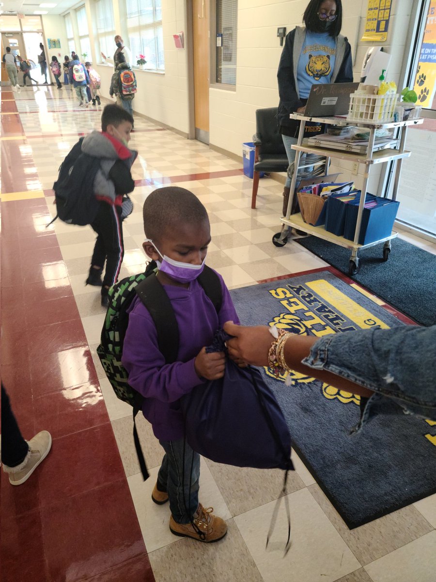 ThalisePerry1's tweet photo. @MilesTigersAPS giving food to our  students so they can enjoy being home during our Winter Break! Our social worker is absolutely fantastic!! https://t.co/E6MzCfAZeF