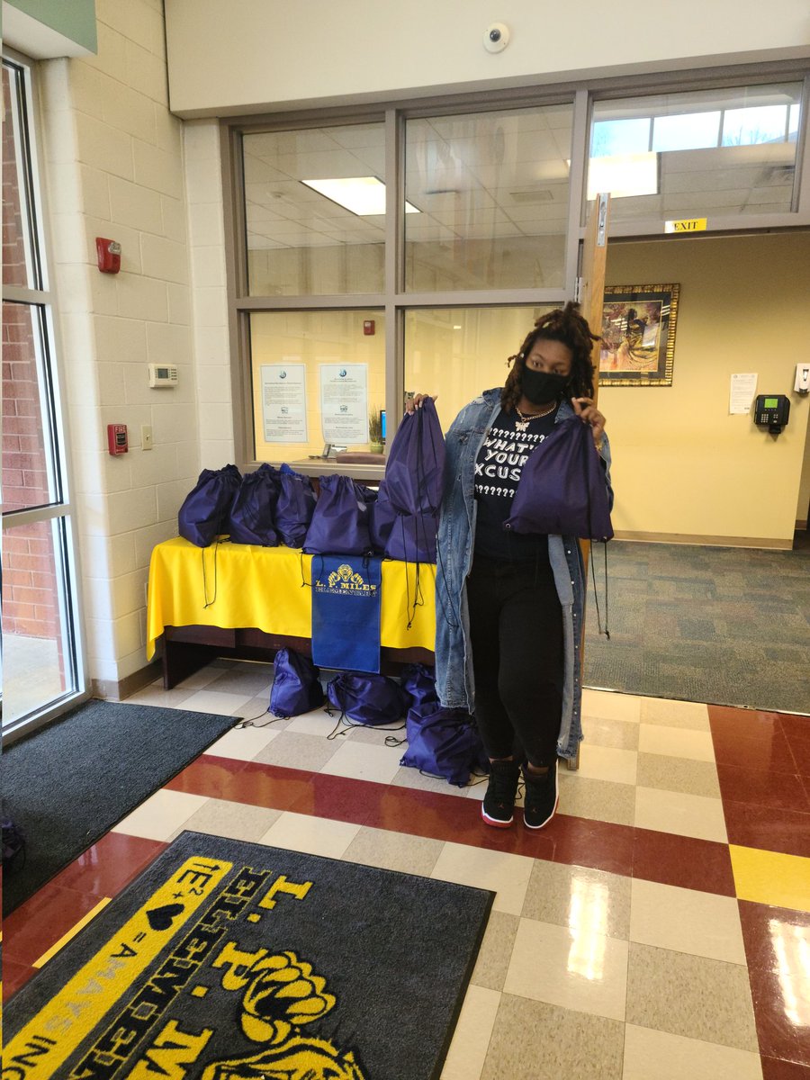 ThalisePerry1's tweet photo. @MilesTigersAPS giving food to our  students so they can enjoy being home during our Winter Break! Our social worker is absolutely fantastic!! https://t.co/E6MzCfAZeF