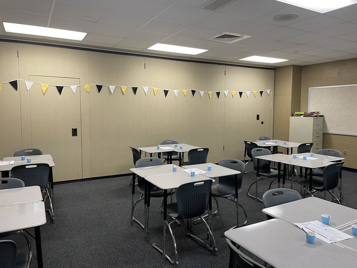 MissRust17's tweet photo. Successful Davinci Day!!! Had so much fun with these 6th graders building bristlebots and coding BeeBots. @msayersclass helped bring out our primary side with bee headbands!! 🐝🐝🐝#BeAHooverHero #CFISDspirit #CFISDDVD https://t.co/0ExOdK4i3E