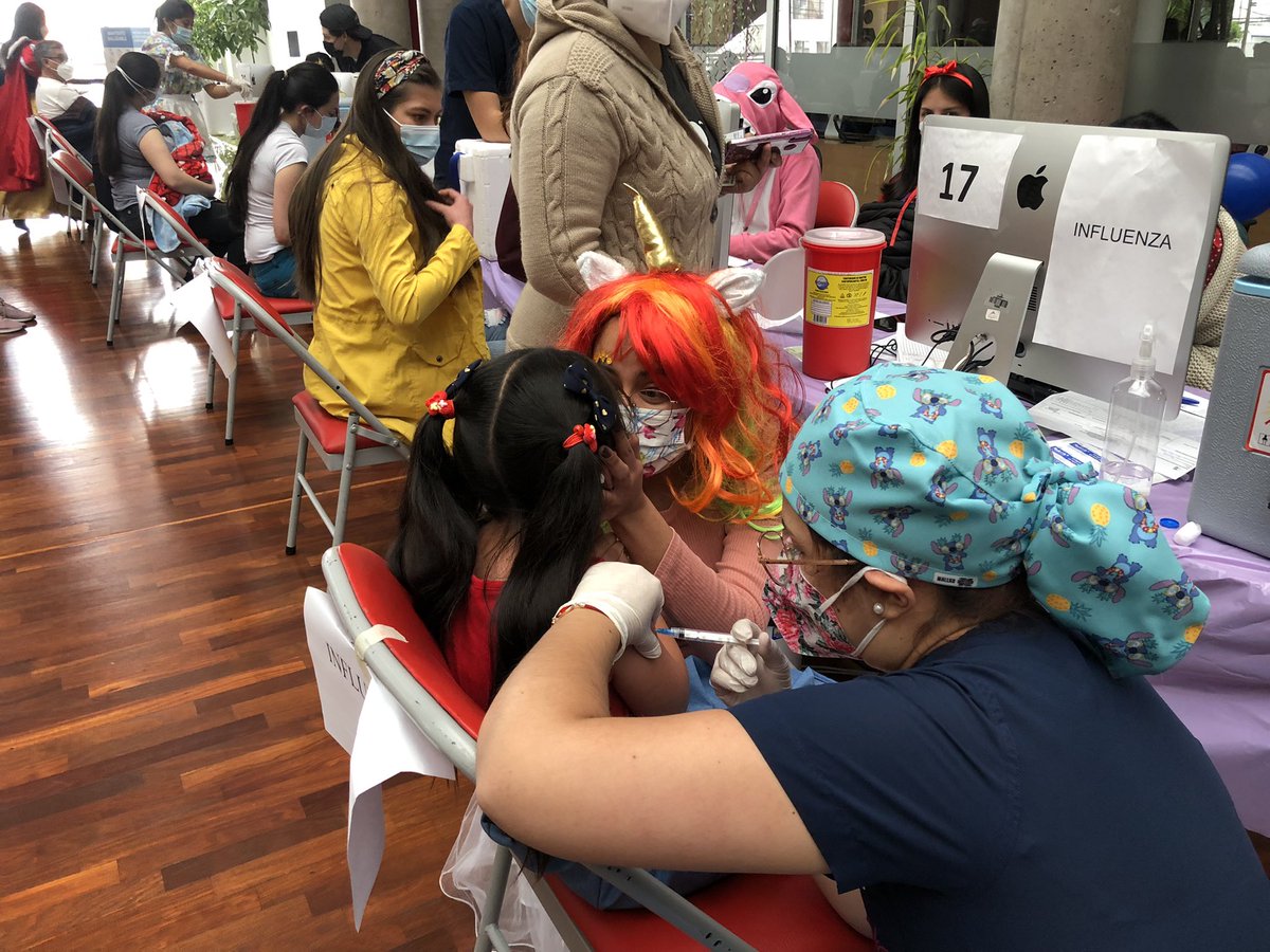 UDLAEcuador's tweet image. #UDLAporElPaís | Aunque a veces dé susto, nuestros superhéroes se encargan de que cada niño se sienta cómodo y tranquilo ✨

#VacúnateEnUDLA