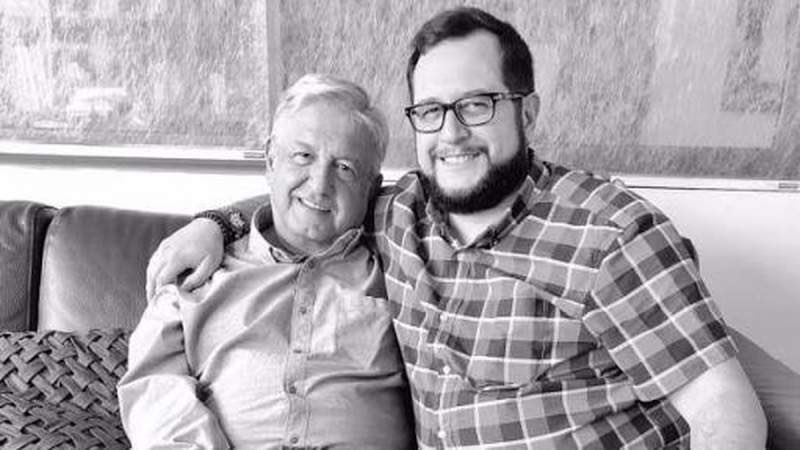 PedroFerriz's tweet photo. Nada pudo destrozar la carrera de López Obrador.
Ni el PRI, PAN, PRD o MC.
Ni conservadores, neoliberales o fifís.
La prensa, la mafia del poder o gobiernos capitalistas.
Ni la pobreza que ha creado.
Sólo bastó un hijo para DESFIGURARLO. https://t.co/EAEIN0D8b5