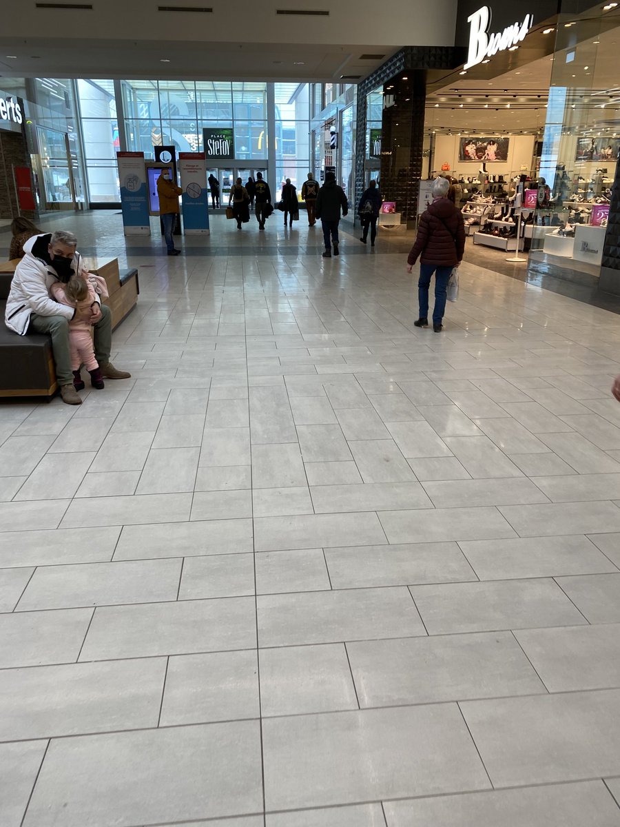 dystoman's tweet image. Place Ste-Foy.
C’est VIDE !
Caméras, reconnaissance faciale, se faire écœurer si on baisse son masque.
Crève !