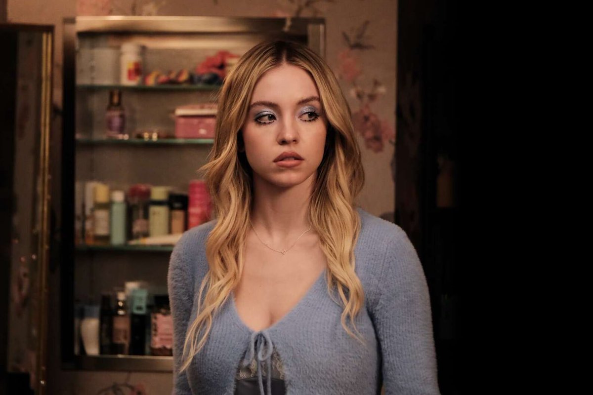 iconsinpop's tweet photo. stills of sydney sweeney as cassie howard in euphoria season 2, episode 7 https://t.co/jJ3fYJWZx4