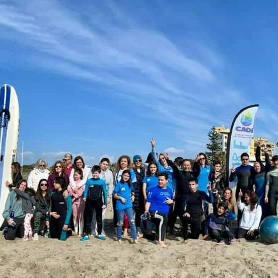 asociacioncadi's tweet photo. Hoy hemos recibido una visita muy especial de nuestros amigos de @FundlaCaixa, y @caixabank, a través de #PlantaTuProyecto queremos hacer viral nuestro labor y conseguir fondos para hacer unos de los deportes que más amamos, el SURF. https://t.co/TpN70JG4ps