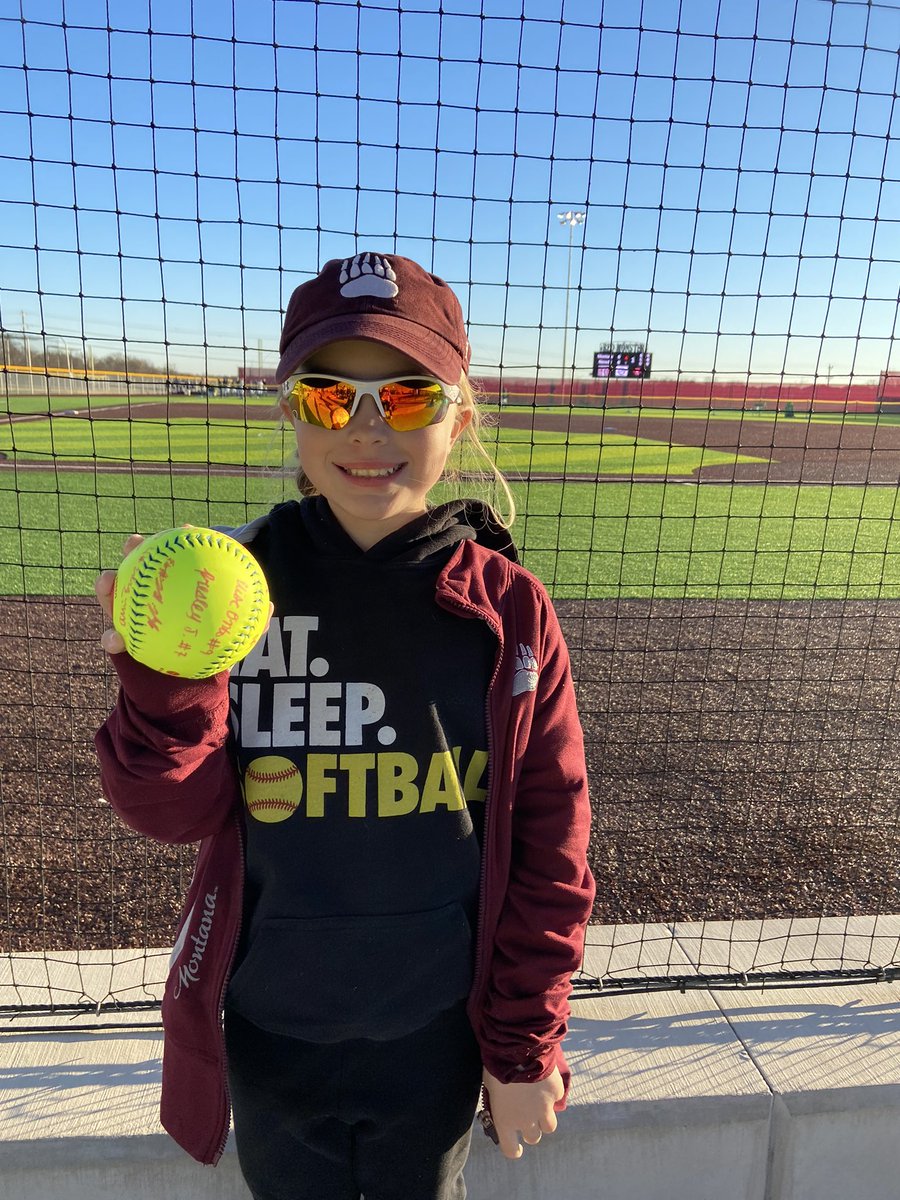 randomjamie27's tweet photo. This little Griz had the best day thanks to all the @MontanaGrizSB players who took the time to talk to her and sign her ball #prizedpossesion Thank you!! https://t.co/XrrqvJVS1r