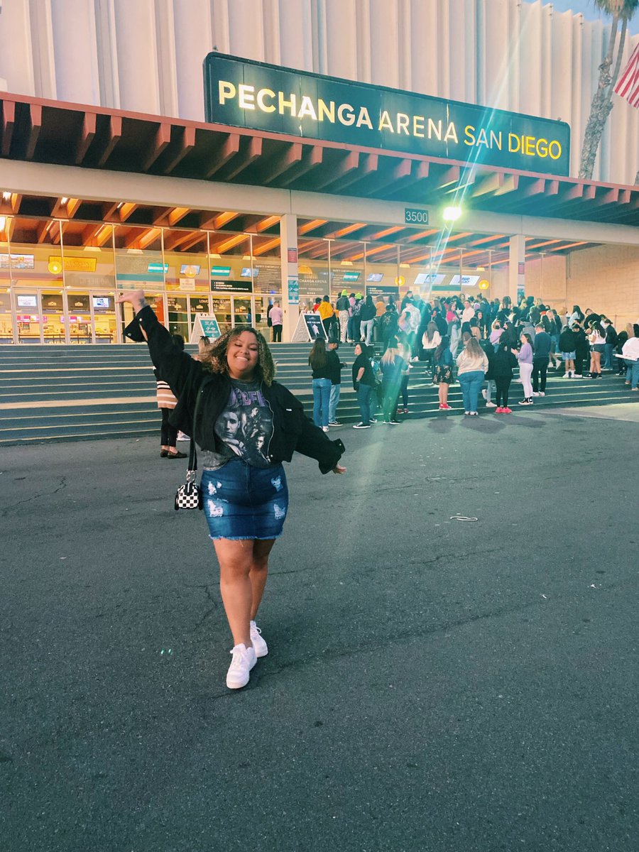_Torix0x's tweet photo. Opening night to see my favorite boy 🖤 @justinbieber #JusticeWorldTour https://t.co/7ST5DwzbSZ