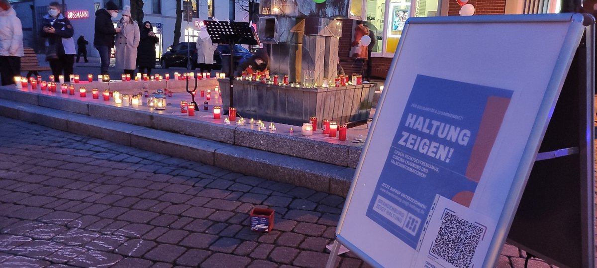 ab_brandenburg's tweet photo. Königs Wusterhausen zeigt Haltung! Gegen Rechtsextremismus – Für Solidarität und Zusammenhalt! Mit zahlreichen Reden, Musik und Kerzen wurde hier heute den Corona Toten und den Opfern rechtsextremer Gewalt in #Hanau gedacht. @stillemehrheit @zeigthaltung #bb1902 #HaltungZeigen https://t.co/u7c9niXtKF