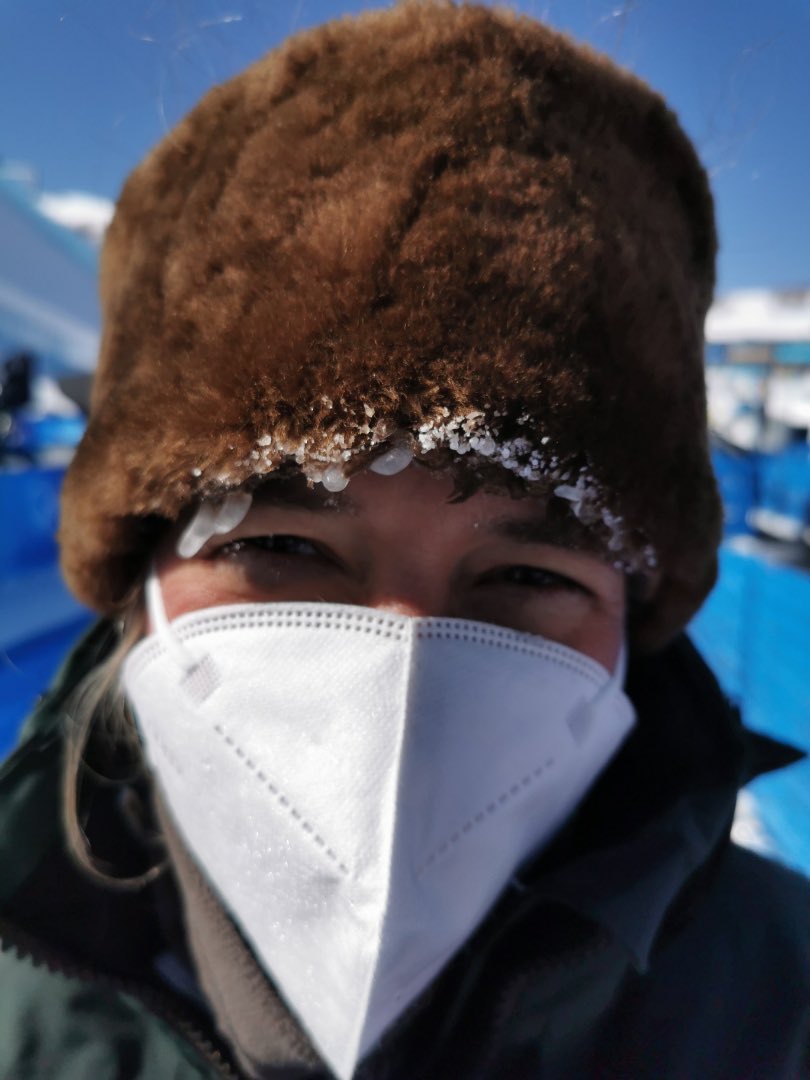 SandraKurmann's tweet photo. Goodbye Beijing and goodbye to my icicle cultivation. Heading to what will feel like European Summer now. Just slightly more than a 25C difference 😝 https://t.co/KbilwV1Wdn