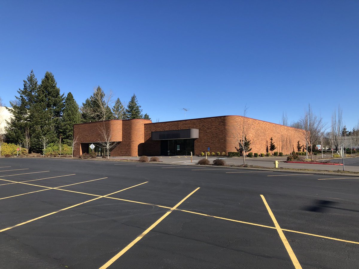 ExploresRetail's tweet image. Abandoned JCPenney Furniture Store in Tigard, Oregon. I’m very positive that this building was originally a JCPenney Auto Center back in the 80s until years later, they were phased out.