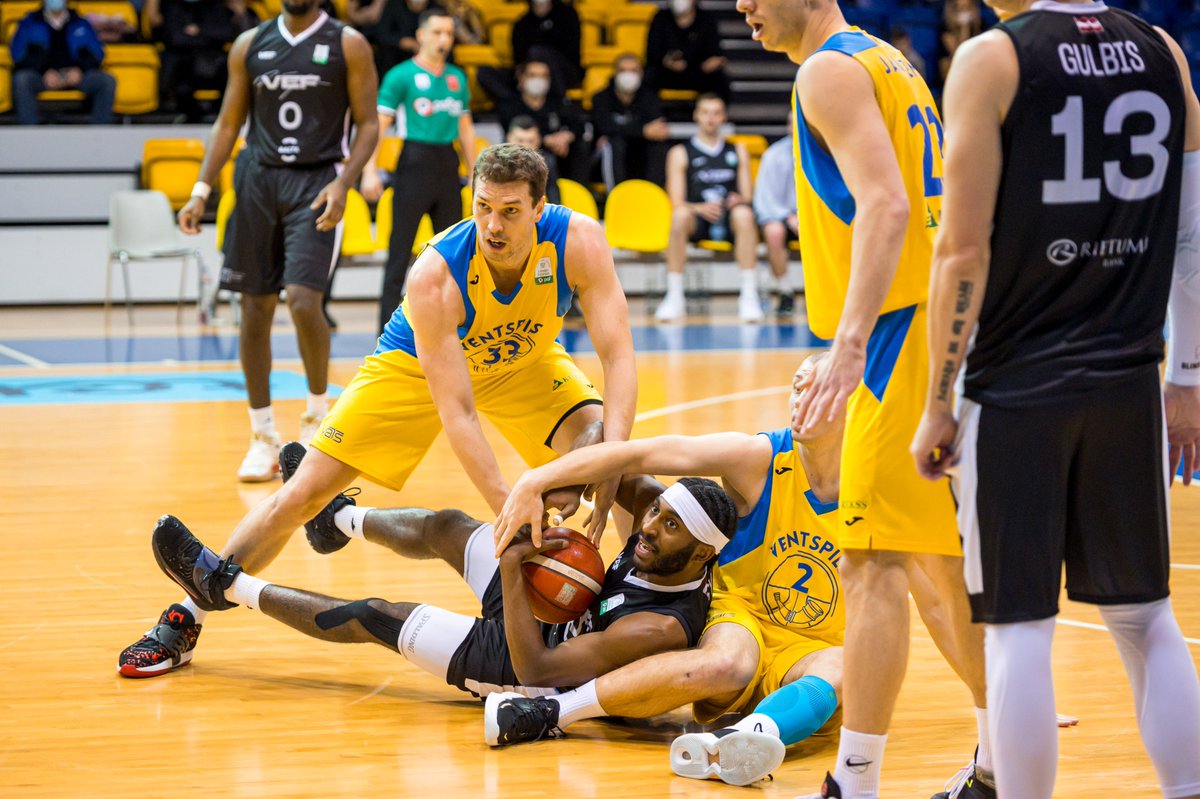 basketbols's tweet image. 🟢Aizraujošā mačā @bkventspils  pārspēj @Pafleague  līdervienību @vefriga, revanšējoties pēc pirmajā spēlē gūtā zaudējuma!

🟡8️⃣7️⃣ - 8️⃣1️⃣⚫️

Uzvarētāju labā 17 punktus guva @_larrythomas24 , @MEDUUZA10 pievienoja 15.

VEF Rīga komandā ar 19 punktiem izcēlās  @Jayy_5riley.