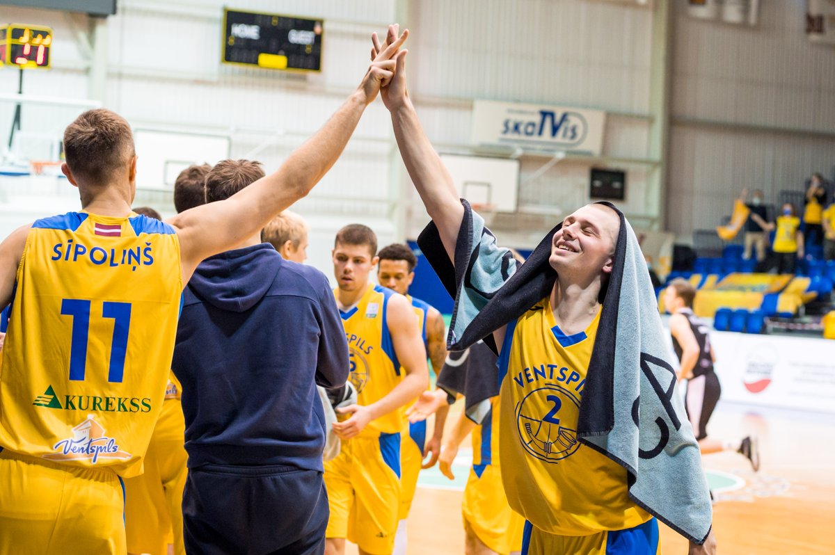 basketbols's tweet image. 🟢Aizraujošā mačā @bkventspils  pārspēj @Pafleague  līdervienību @vefriga, revanšējoties pēc pirmajā spēlē gūtā zaudējuma!

🟡8️⃣7️⃣ - 8️⃣1️⃣⚫️

Uzvarētāju labā 17 punktus guva @_larrythomas24 , @MEDUUZA10 pievienoja 15.

VEF Rīga komandā ar 19 punktiem izcēlās  @Jayy_5riley.