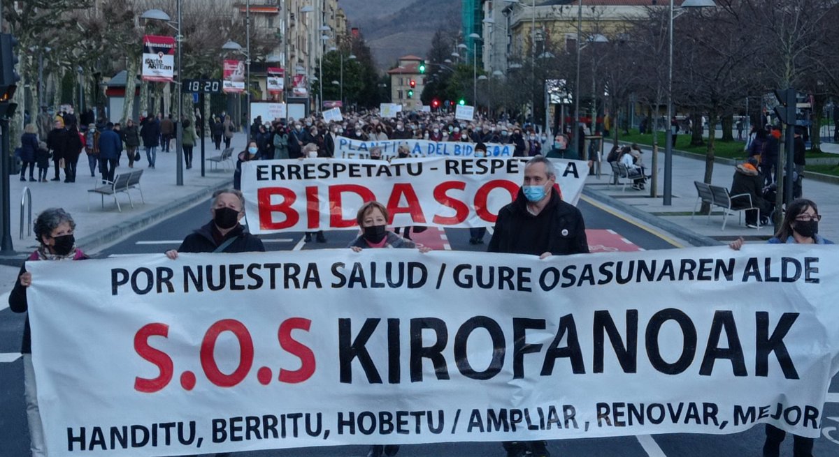 4.000 bidasotar bildu dira #Irun|en #Bidasoa Ospitalea eraberritzeko proiektuarekin eta <a href="/Gob_eus/">Eusko Jaurlaritza - Gobierno Vasco</a>|ren "hermetismoa"rekin haserrea adierazteko. <a href="/GSagardui/">Gotzone Sagardui</a> sailburuari aterabidea adostu dezan eskatzen diote "Handitu, berritu, hobetu" aldarriari "errespetua" gehituz.