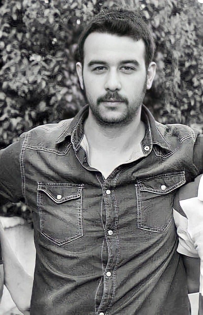 Bölümünün birincisi, ailesinin tek evladı Fırat Yılmaz Çakıroğlu'nun, Ege Üniversitesi'nde göz göre göre nasıl şehit edildiğini anlatmak istiyorum. Fırat'ı vefatından 2 yıl önce tanıdım, yüz yüze görüşmesek de telefonla, arkadaşları aracılığı ile sürekli temas halindeydik.