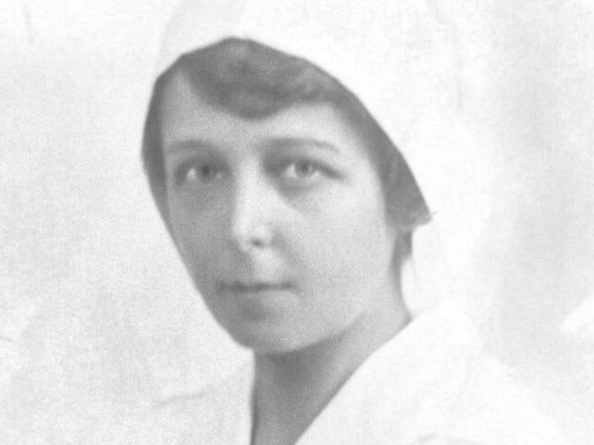 Её звали Карин Линдског. Ей было 46 лет. Она приехала из Швеции в Самару в 1919 году, когда в Поволжье свирепствовали тиф, голод… Приехала в составе Красного Креста. Карин ни на минуту не покидала больницу, принимала больных днём и ночью. В итоге в 1922 году заболела и умерла.🙏