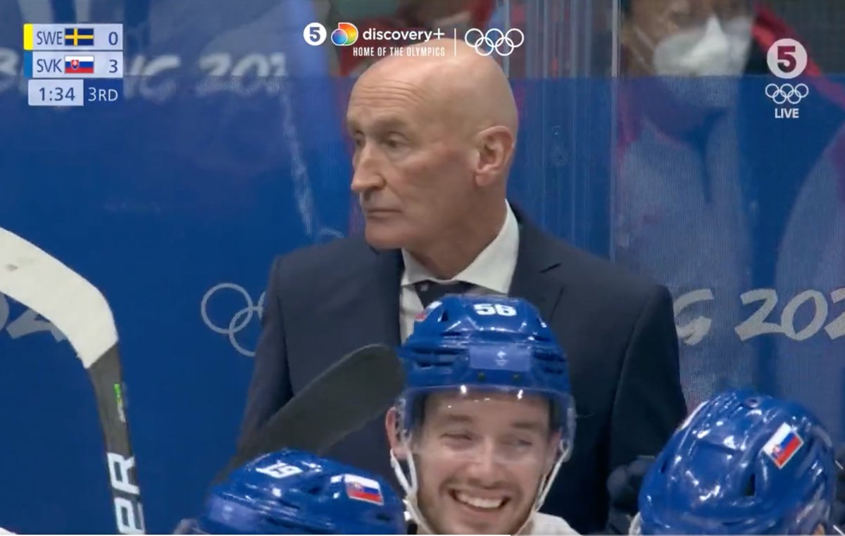 Puhutaan, että suomalaiset eivät osaa näyttää tunteitaan. Slovakia teki juuri 3-0 maalin. Slovakian päävalmentaja on kyllä todella, todella cool. @dplussportfi