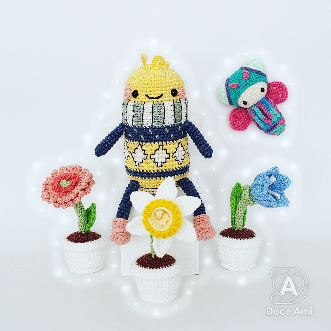 doceami's tweet image. Sweet Garden 🐝🌺🌼🌸

[ Instagram.com/doceami ] ~ Agatha Bee by @picapauyan, Fly Lucilia by @lalylaland and Flowers by @AradiyaToys ~ #doceami #Amigurumi #crochet  #crochetanimals #crochetflowers