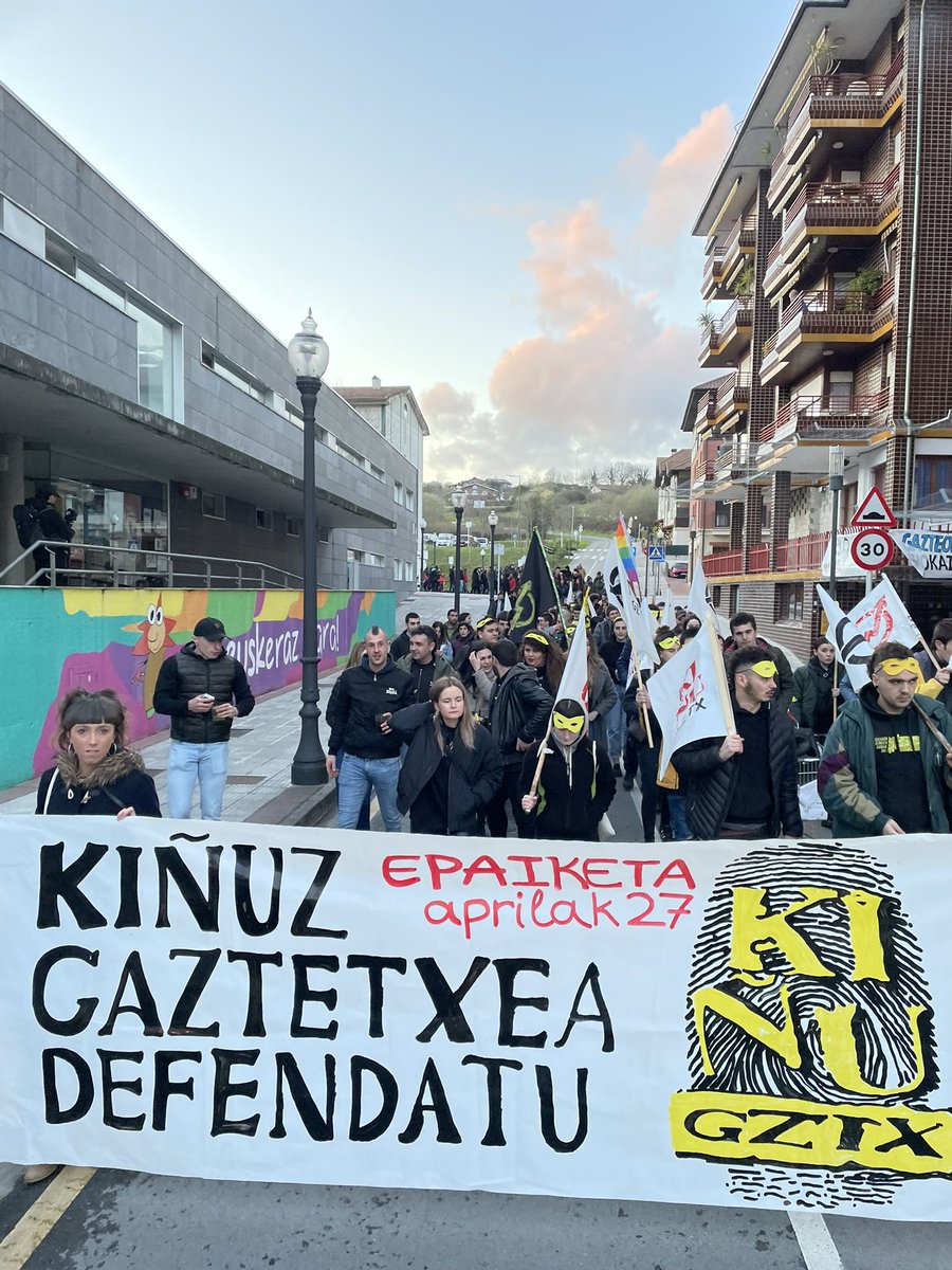 kinugaztetxea's tweet photo. ESKERRIK ASKO!

#Kiñuarriskuan #kiñuborrokan #kiñuzgatztexeadefendatu #FCKsabadell https://t.co/Wv8KmKyxtC