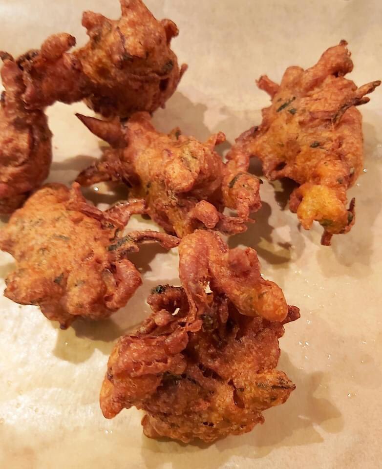 philipfriend01's tweet photo. Freshly made sourdough naan drenched in garlic &amp; coriander butter: stuffed with a little Mowgli paneer from the ever-fab and SO well used cookbook by @NishaKatona Plus spicy onion bhajis. 

I might share some! 😄#Surrey #curry #foodie #besthomecook #food #sourdough https://t.co/snSzKkMdn8