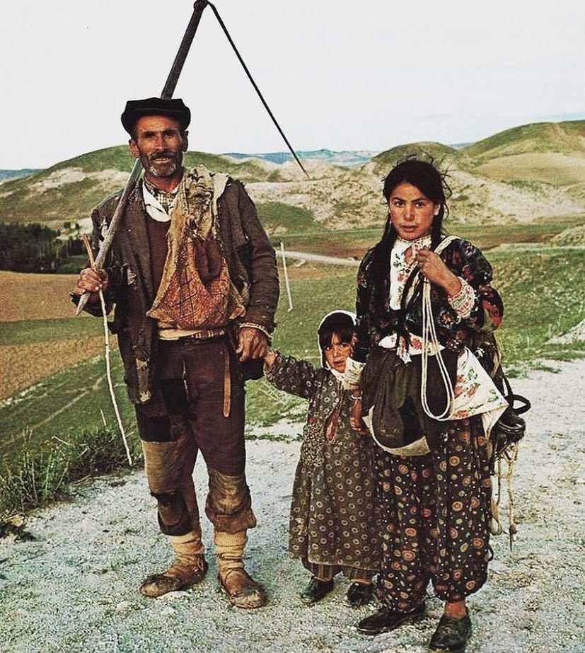 1968, Sivas. Bir çiftçi ve iki kızı.