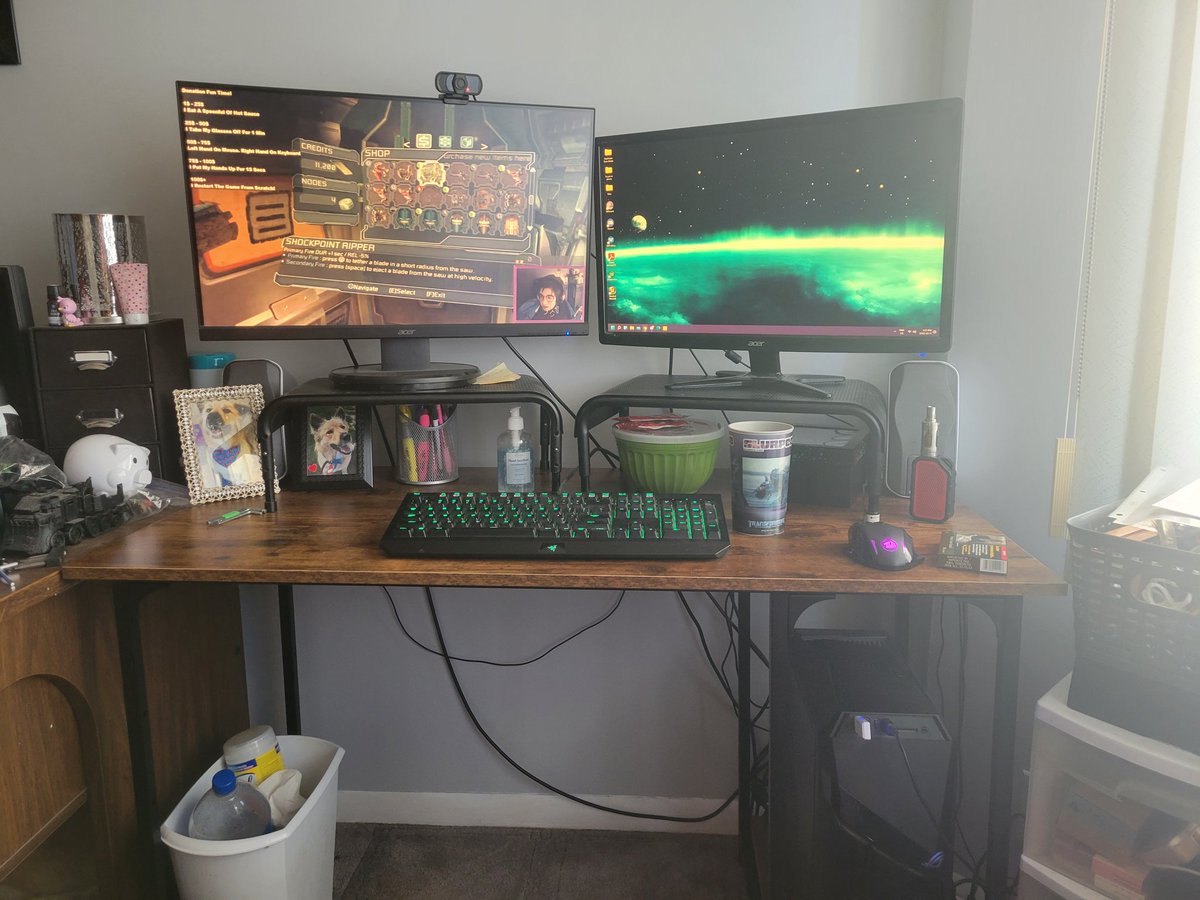 darth_snow_'s tweet photo. New desk New me! https://t.co/VMI10jY57r